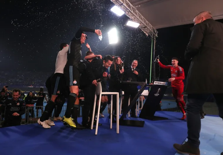 &Scaron;TIMAC PROSLAVIO POBJEDU S IGRAČIMA DINAMA: U&scaron;li su u studio i izvadili &scaron;ampanjac, a onda je krenulo