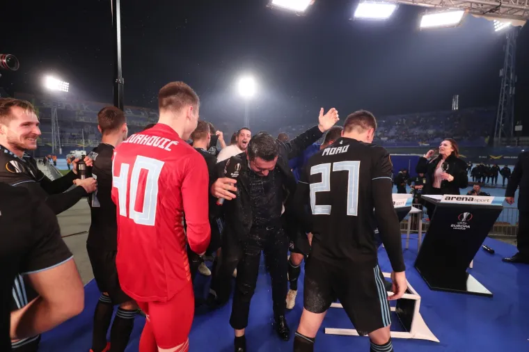 &Scaron;TIMAC PROSLAVIO POBJEDU S IGRAČIMA DINAMA: U&scaron;li su u studio i izvadili &scaron;ampanjac, a onda je krenulo