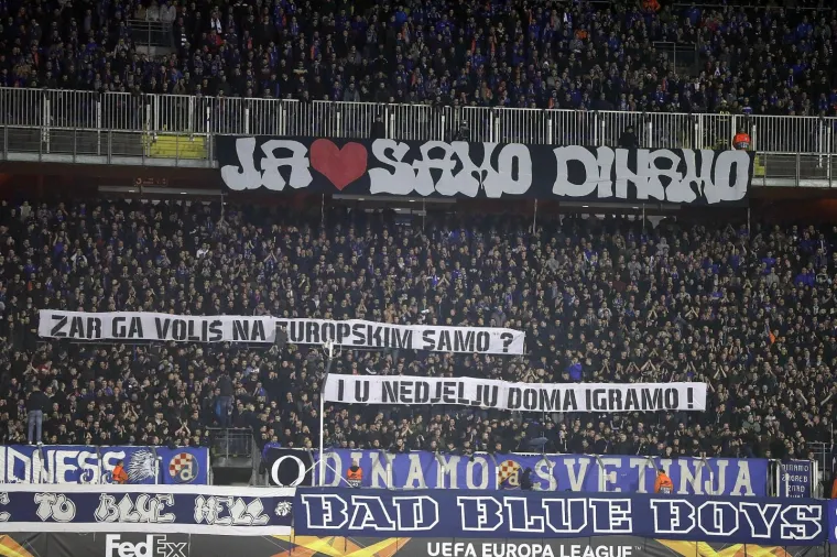 Slučaj je ove i ranijih sezona da europske utakmice pune s maksimirske tribine, ali kada Dinamo igra u HNL-u, Maksimir je prazan. Zbog toga su Bad Blue Boysi dna utakmici S Plzenom podignu transparent s porukom: "Zar ga voli&scaron; na europskim samo? I u nedjelju doma igramo!" Dinamo tada igra protiv Osijeka.