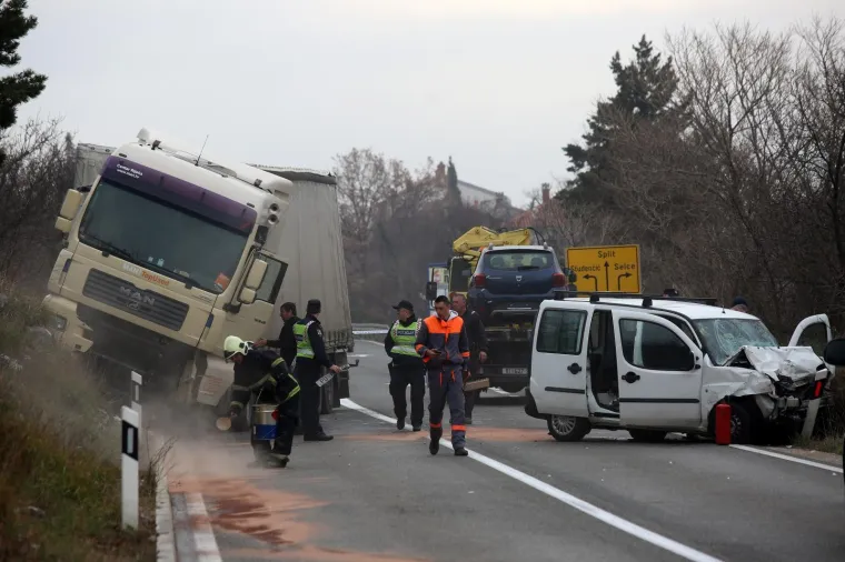 Tragedija kod Selca: U sudaru kamiona i automobila poginula jedna osoba