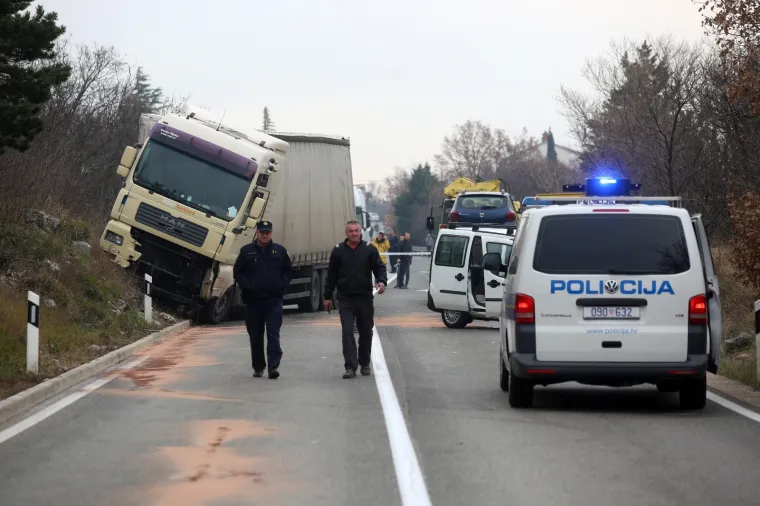 Tragedija kod Selca: U sudaru kamiona i automobila poginula jedna osoba