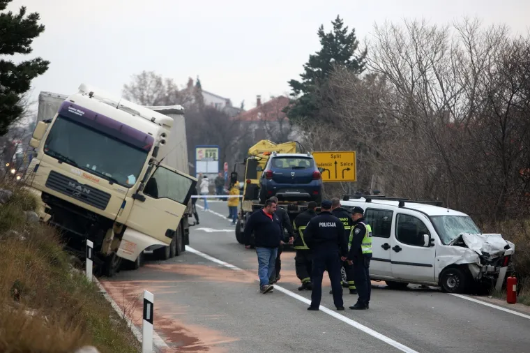 Tragedija kod Selca: U sudaru kamiona i automobila poginula jedna osoba