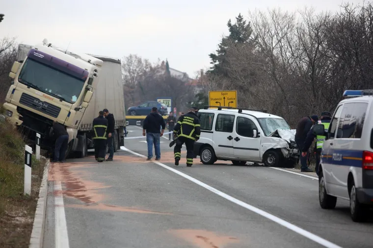 Tragedija kod Selca: U sudaru kamiona i automobila poginula jedna osoba