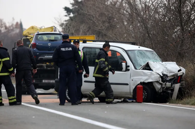 Tragedija kod Selca: U sudaru kamiona i automobila poginula jedna osoba