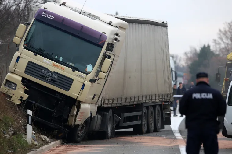Tragedija kod Selca: U sudaru kamiona i automobila poginula jedna osoba