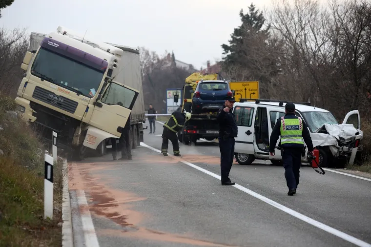 Tragedija kod Selca: U sudaru kamiona i automobila poginula jedna osoba