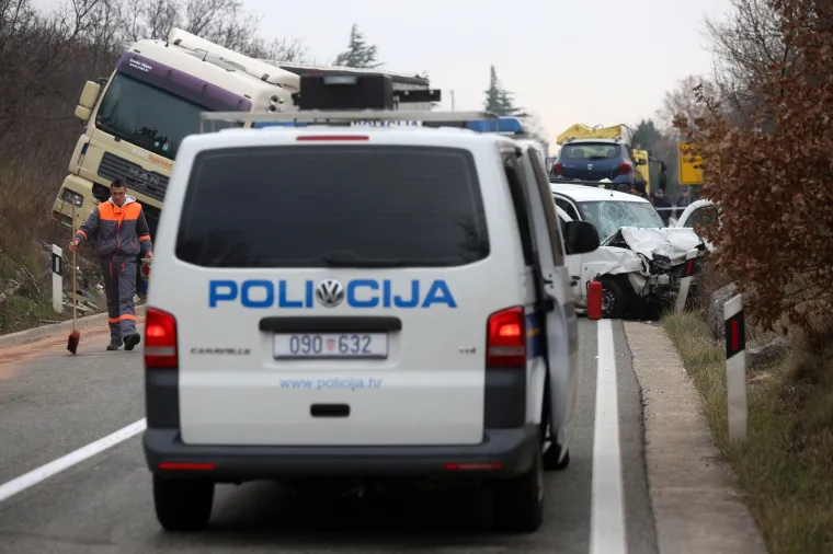 Tragedija kod Selca: U sudaru kamiona i automobila poginula jedna osoba