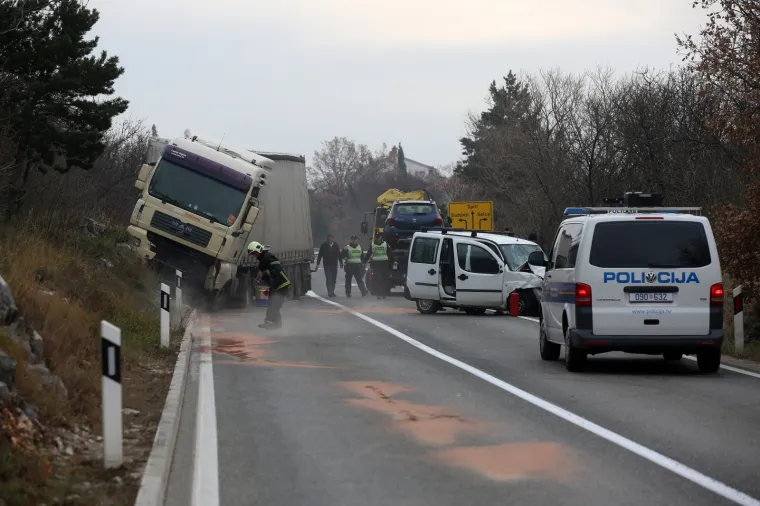 Tragedija kod Selca: U sudaru kamiona i automobila poginula jedna osoba