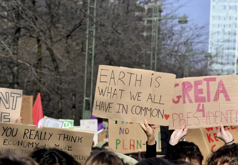 'Na&scaron;a kuća gori': &Scaron;vedska tinejdžerica izvukla na ulice tisuće mladih na prosvjede zbog klimatskih promjena