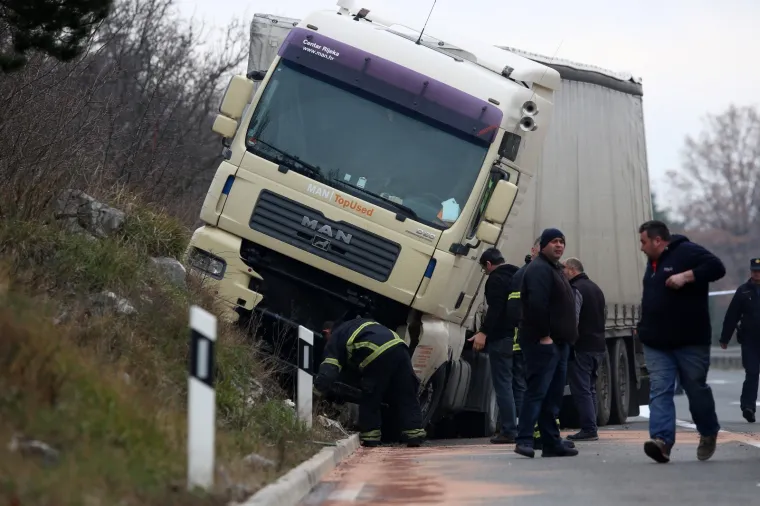STRAVIČNI PRIZORI KOD SELCA: U frontalnom sudaru kamiona i dostavnog vozila jedna osoba poginula