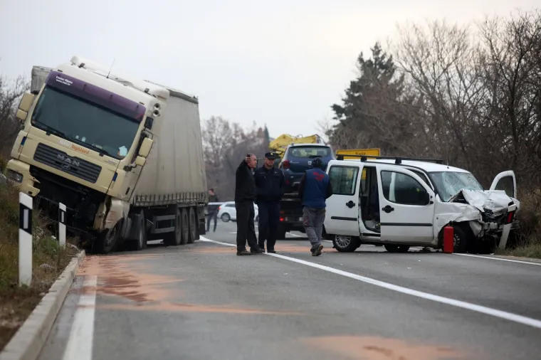 STRAVIČNI PRIZORI KOD SELCA: U frontalnom sudaru kamiona i dostavnog vozila jedna osoba poginula