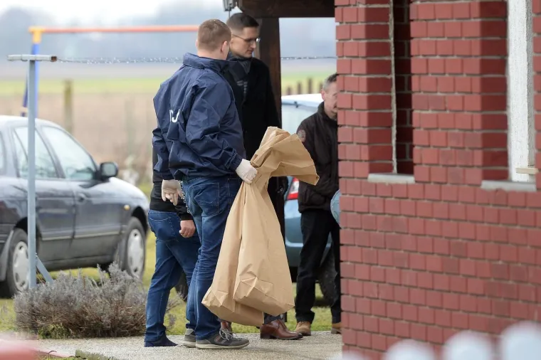 Policija je obavila pretres kuće i okruženja kuće obitelji Dominić gdje je u subotu u zamrzivaču pronađeno tijelo Jasmine Dominić, nestale prije 19 godina.