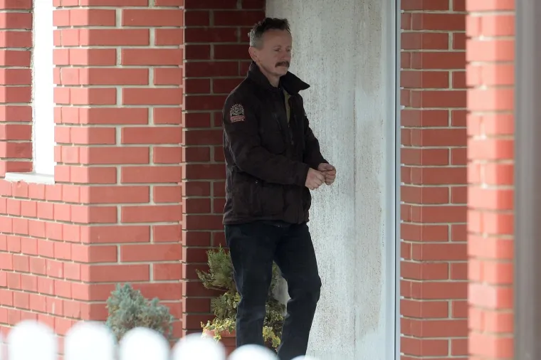 Ivica Srnec, suprug okrivljenice snimljen je u okruženju kuće kao.