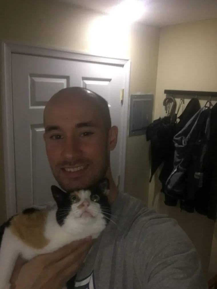 NAĐITE NEKOG TKO ĆE VAS GLEDATI KAO OVE MACE SVOJE LJUDE: A čak niti ne drže nikakav komad hrane...