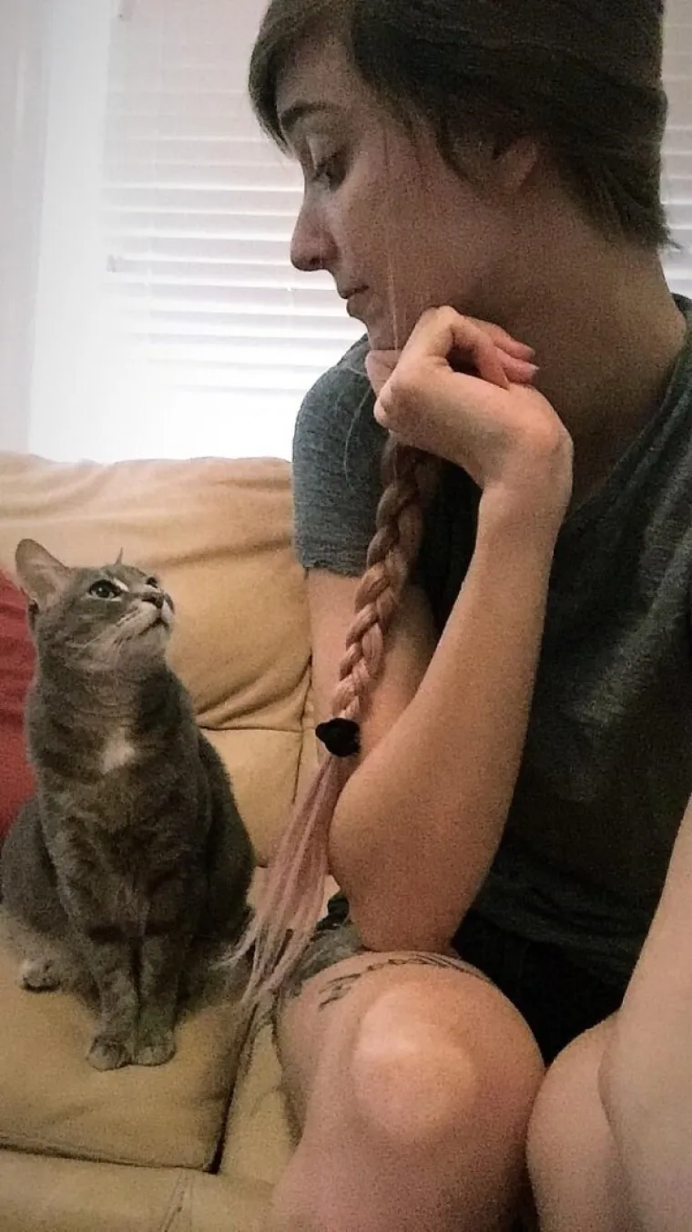 NAĐITE NEKOG TKO ĆE VAS GLEDATI KAO OVE MACE SVOJE LJUDE: A čak niti ne drže nikakav komad hrane...