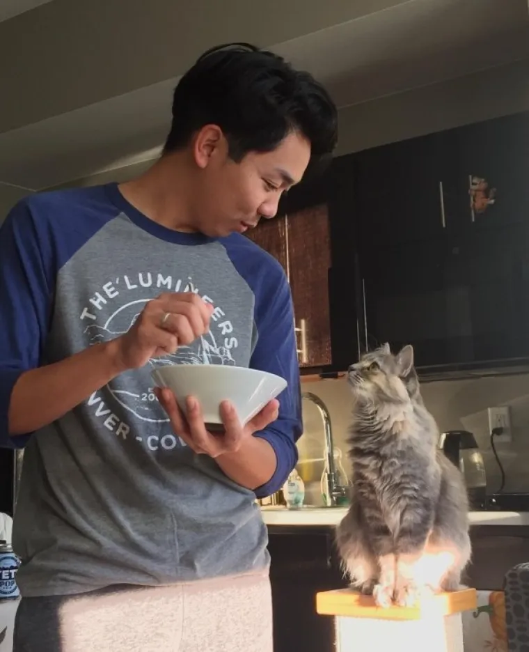 NAĐITE NEKOG TKO ĆE VAS GLEDATI KAO OVE MACE SVOJE LJUDE: A čak niti ne drže nikakav komad hrane...