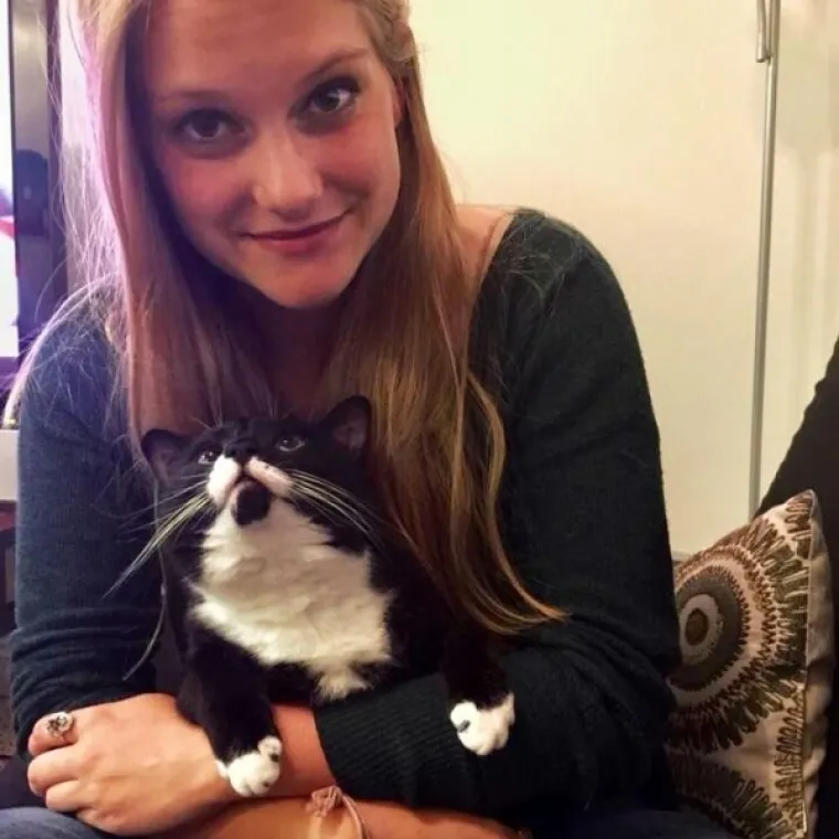 NAĐITE NEKOG TKO ĆE VAS GLEDATI KAO OVE MACE SVOJE LJUDE: A čak niti ne drže nikakav komad hrane...