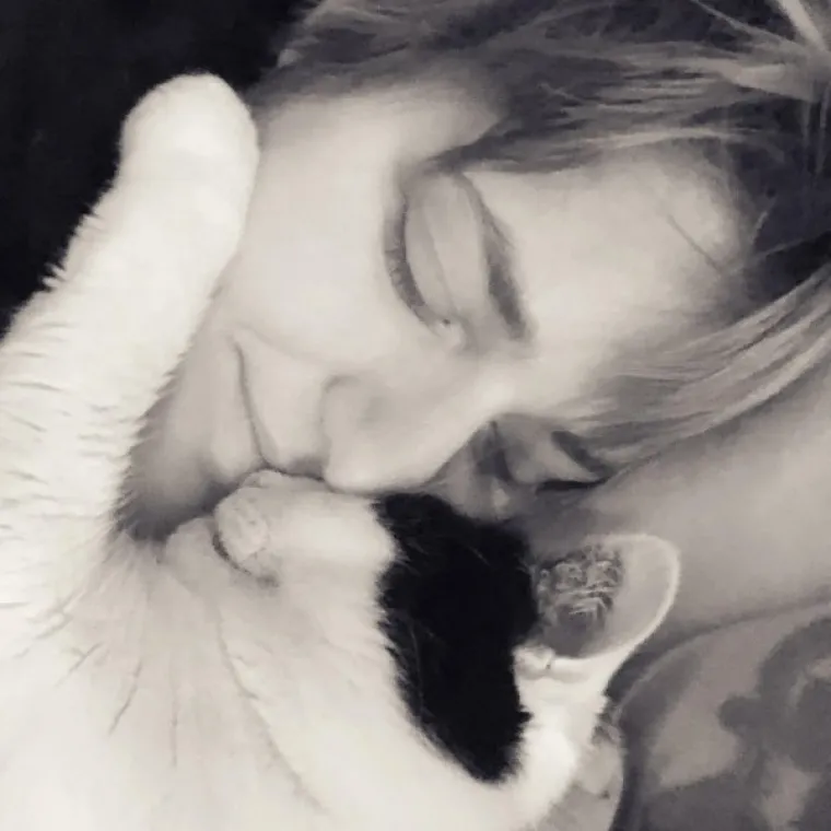 NAĐITE NEKOG TKO ĆE VAS GLEDATI KAO OVE MACE SVOJE LJUDE: A čak niti ne drže nikakav komad hrane...