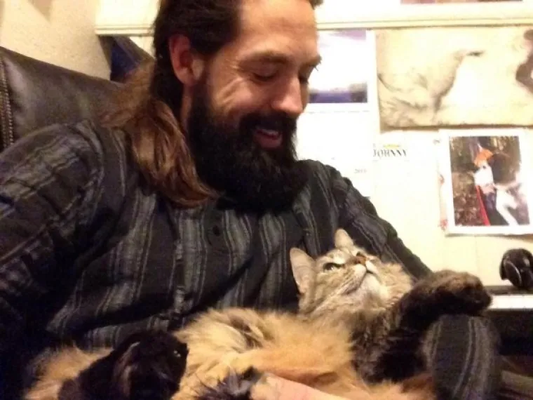 NAĐITE NEKOG TKO ĆE VAS GLEDATI KAO OVE MACE SVOJE LJUDE: A čak niti ne drže nikakav komad hrane...