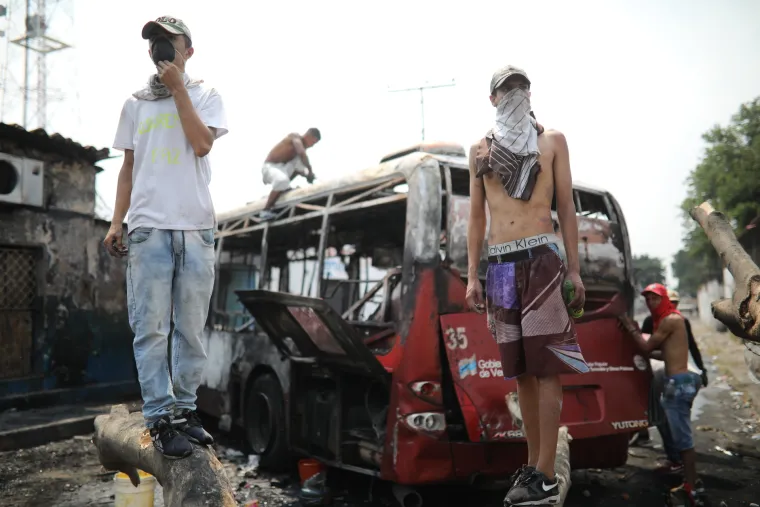 Suzavac i gumeni metci na granici: Maduro prekinuo odnose s Kolumbijom!