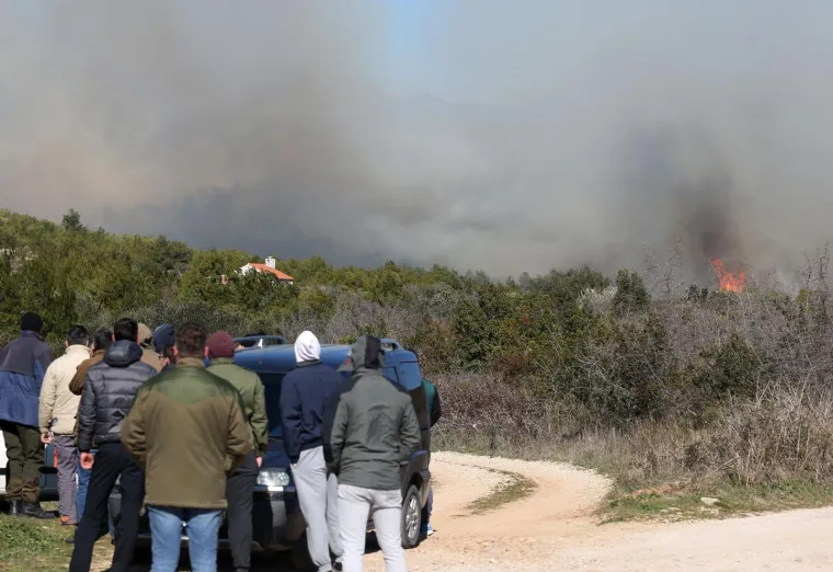 Drama kod Vodica: Požar no&scaron;en orkanskom burom spu&scaron;ta se prema prvim kućama
