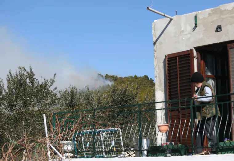 Drama kod Vodica: Požar no&scaron;en orkanskom burom spu&scaron;ta se prema prvim kućama