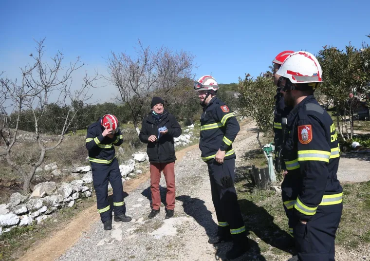 Drama kod Vodica: Požar no&scaron;en orkanskom burom spu&scaron;ta se prema prvim kućama