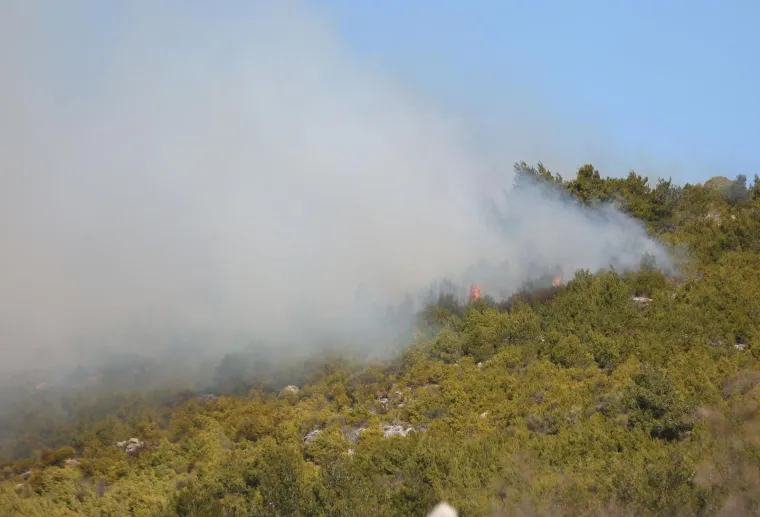 Drama kod Vodica: Požar no&scaron;en orkanskom burom spu&scaron;ta se prema prvim kućama