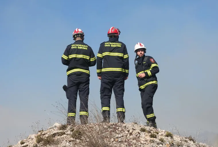 Drama kod Vodica: Požar no&scaron;en orkanskom burom spu&scaron;ta se prema prvim kućama