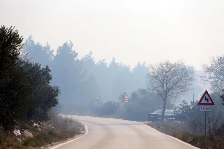 Drama kod Vodica: Požar no&scaron;en orkanskom burom spu&scaron;ta se prema prvim kućama
