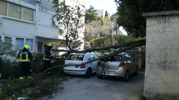 &Scaron;teta po cijelom gradu: Bura u Splitu otežava kretanje, a osjećaj hladnoće je polarni!