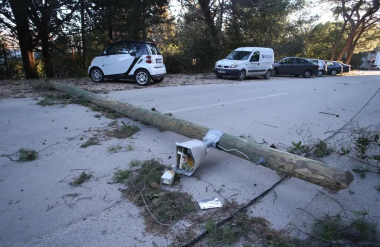 &Scaron;teta po cijelom gradu: Bura u Splitu otežava kretanje, a osjećaj hladnoće je polarni!
