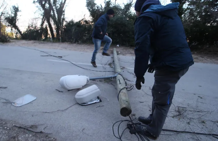 &Scaron;teta po cijelom gradu: Bura u Splitu otežava kretanje, a osjećaj hladnoće je polarni!