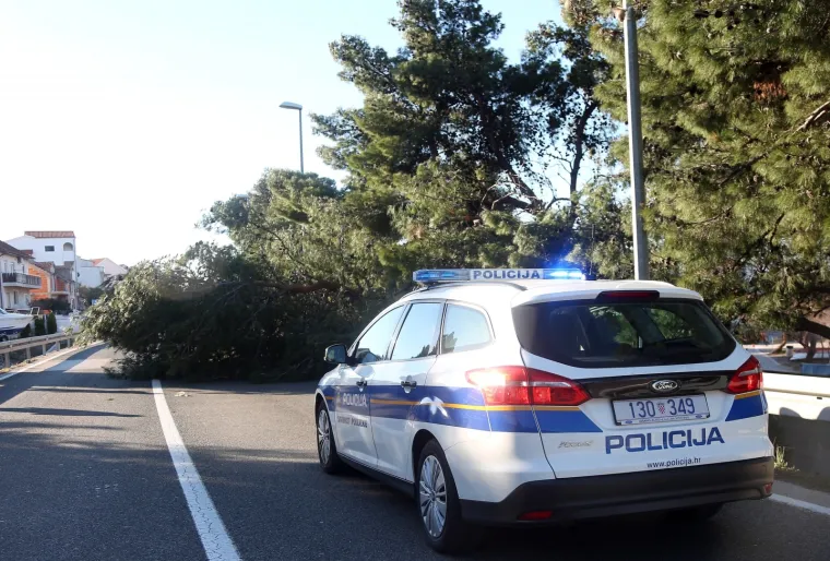 Orkanska bura napravila je mnogo štete i na području Šibenika pa je u subotu od ranog jutra bilo posla za sve hitne službe.