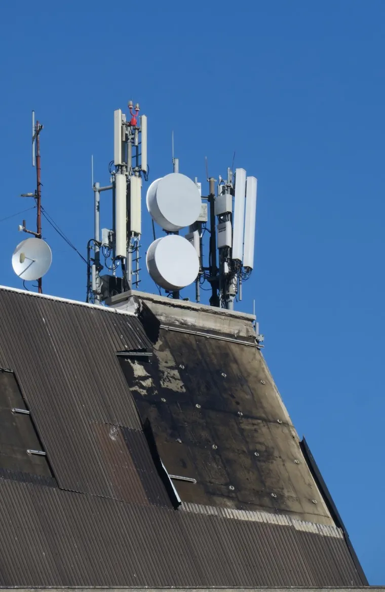 Split: Jak vjetar nosio limene ploče s krova Doma mladih 23.02.2019., Split - Uslijed jakog vjetra sa zgrade Doma mladih u ulici Slobode odvajaju se i padaju veliki komadi lima. Photo:Ivo Cagalj/PIXSELL