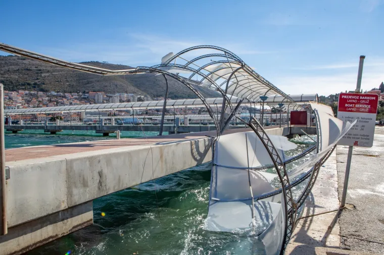 Bura u Dubrovniku prouzročila mnoge probleme 23.02.2019., Dubrovnik - Orkanska bura u Dubrovniku prouzrocila brojne probleme, od materijalne stete do prekida u prometu. Ostecenja na marini frapa.
Photo: Grgo Jelavic/PIXSELL