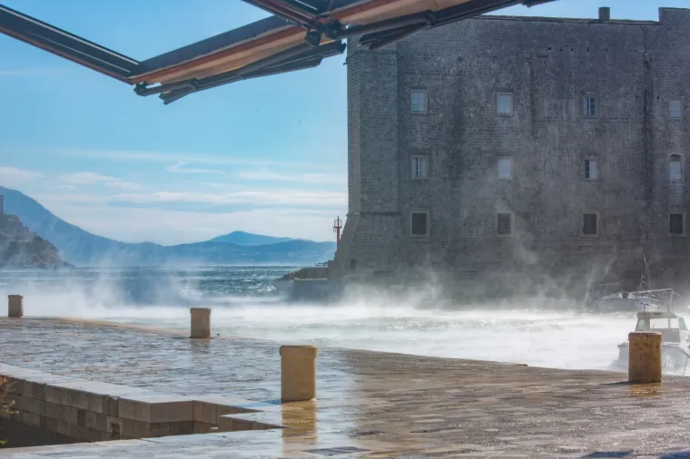 LETJELE LIMENE PLOČE, POTAPALE SE BRODICE, PREVRTALI AUTI: Pogledajte kakav je kaos bura napravila u Dalmaciji