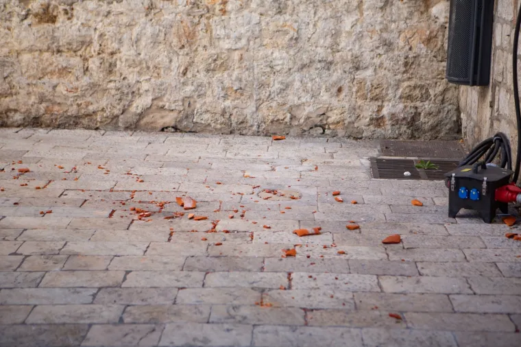 LETJELE LIMENE PLOČE, POTAPALE SE BRODICE, PREVRTALI AUTI: Pogledajte kakav je kaos bura napravila u Dalmaciji