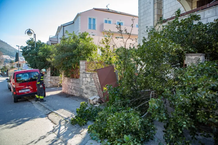 LETJELE LIMENE PLOČE, POTAPALE SE BRODICE, PREVRTALI AUTI: Pogledajte kakav je kaos bura napravila u Dalmaciji