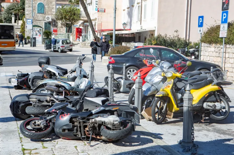 LETJELE LIMENE PLOČE, POTAPALE SE BRODICE, PREVRTALI AUTI: Pogledajte kakav je kaos bura napravila u Dalmaciji