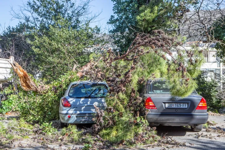 LETJELE LIMENE PLOČE, POTAPALE SE BRODICE, PREVRTALI AUTI: Pogledajte kakav je kaos bura napravila u Dalmaciji