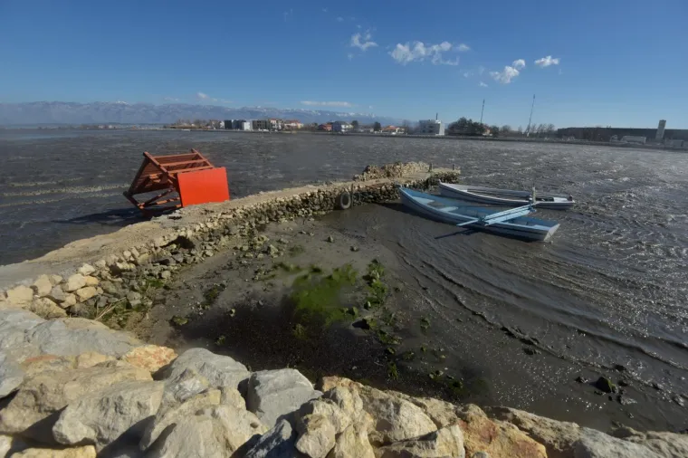 Jaka bura od sinoć pu&scaron;e na području grada Nina 23.02.2019., Nin - Jaka bura od sinoc puse na podrucju grada Nina. Stete su goleme na plovilima, kucama, vikendicama i infrastrukturi. Photo: Dino Stanin/PIXSELL