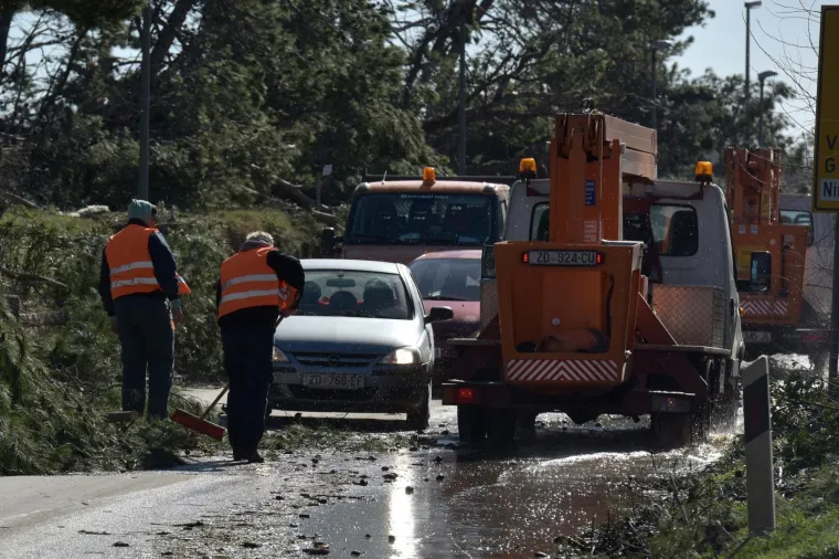 LETJELE LIMENE PLOČE, POTAPALE SE BRODICE, PREVRTALI AUTI: Pogledajte kakav je kaos bura napravila u Dalmaciji