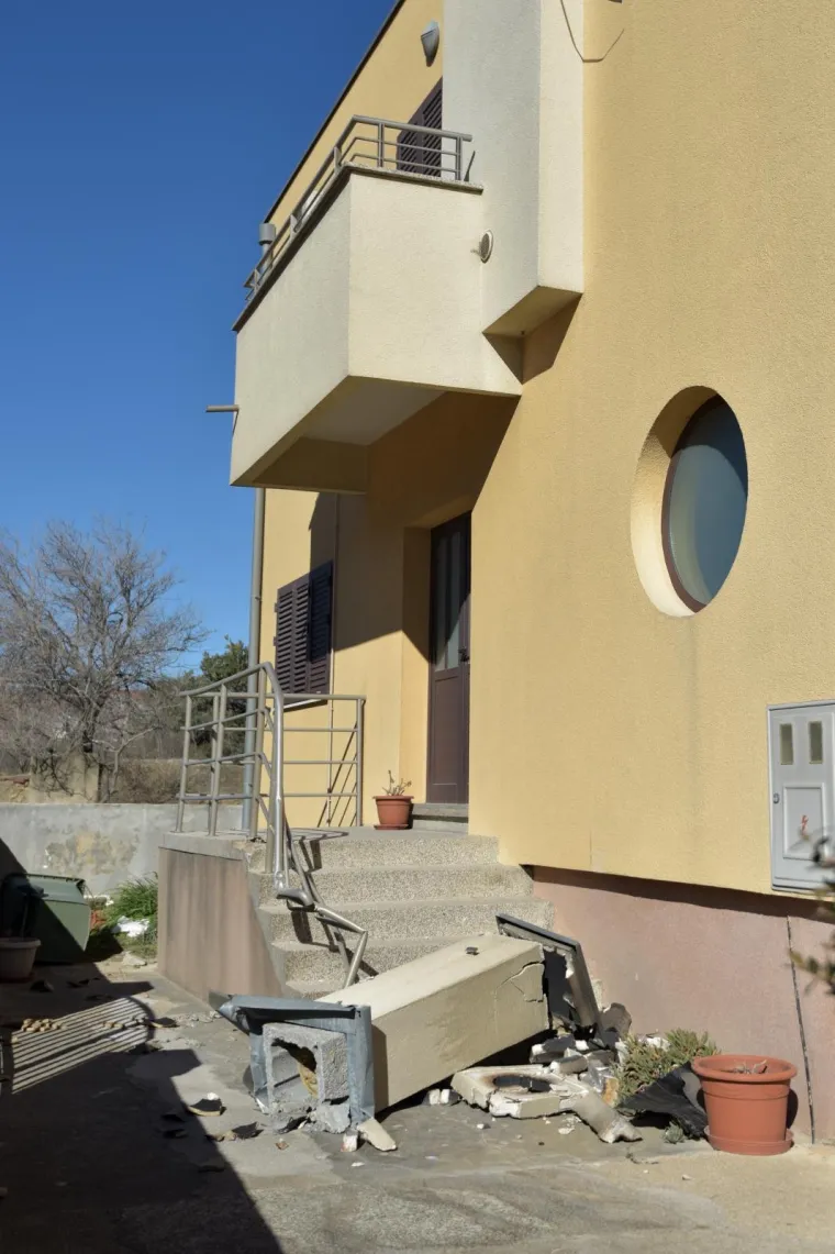 LETJELE LIMENE PLOČE, POTAPALE SE BRODICE, PREVRTALI AUTI: Pogledajte kakav je kaos bura napravila u Dalmaciji