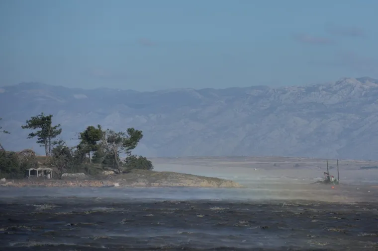 LETJELE LIMENE PLOČE, POTAPALE SE BRODICE, PREVRTALI AUTI: Pogledajte kakav je kaos bura napravila u Dalmaciji