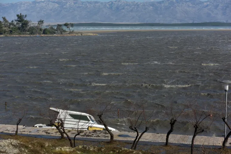 LETJELE LIMENE PLOČE, POTAPALE SE BRODICE, PREVRTALI AUTI: Pogledajte kakav je kaos bura napravila u Dalmaciji
