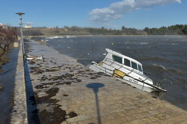 LETJELE LIMENE PLOČE, POTAPALE SE BRODICE, PREVRTALI AUTI: Pogledajte kakav je kaos bura napravila u Dalmaciji