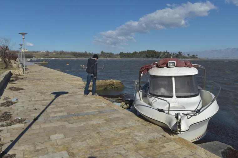 LETJELE LIMENE PLOČE, POTAPALE SE BRODICE, PREVRTALI AUTI: Pogledajte kakav je kaos bura napravila u Dalmaciji