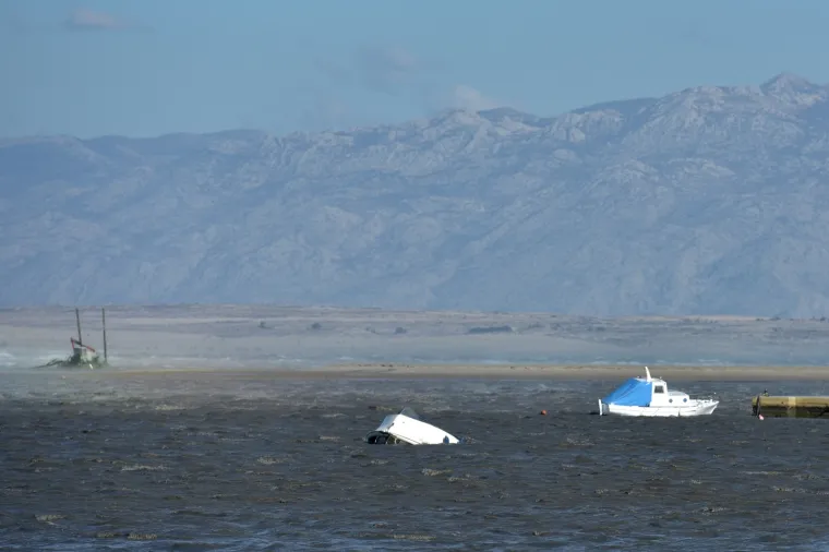 LETJELE LIMENE PLOČE, POTAPALE SE BRODICE, PREVRTALI AUTI: Pogledajte kakav je kaos bura napravila u Dalmaciji
