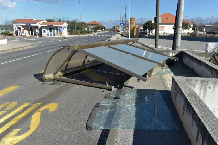LETJELE LIMENE PLOČE, POTAPALE SE BRODICE, PREVRTALI AUTI: Pogledajte kakav je kaos bura napravila u Dalmaciji